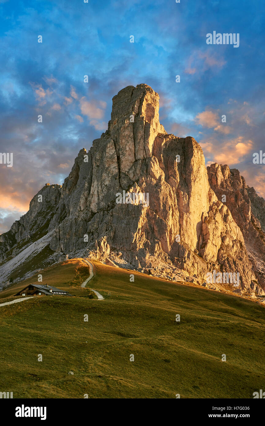 Nuvolau at sunset mountain above the Giau Pass (Passo di Giau), Colle Santa Lucia, Dolomites, Belluno, Italy Stockfoto