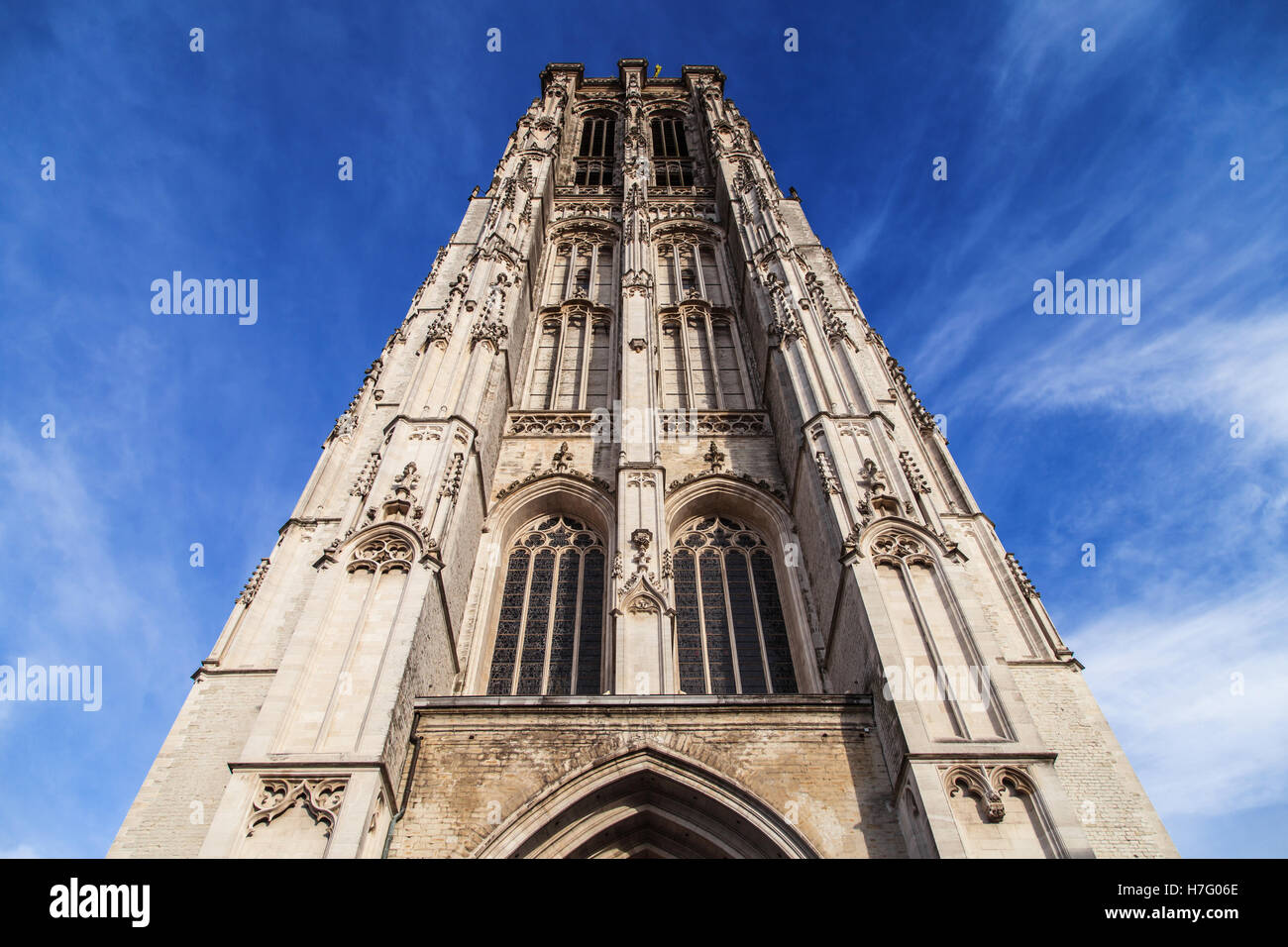 Glockenturm der Kathedrale von Saint Rumbold in Mechelen, Belgien. Stockfoto