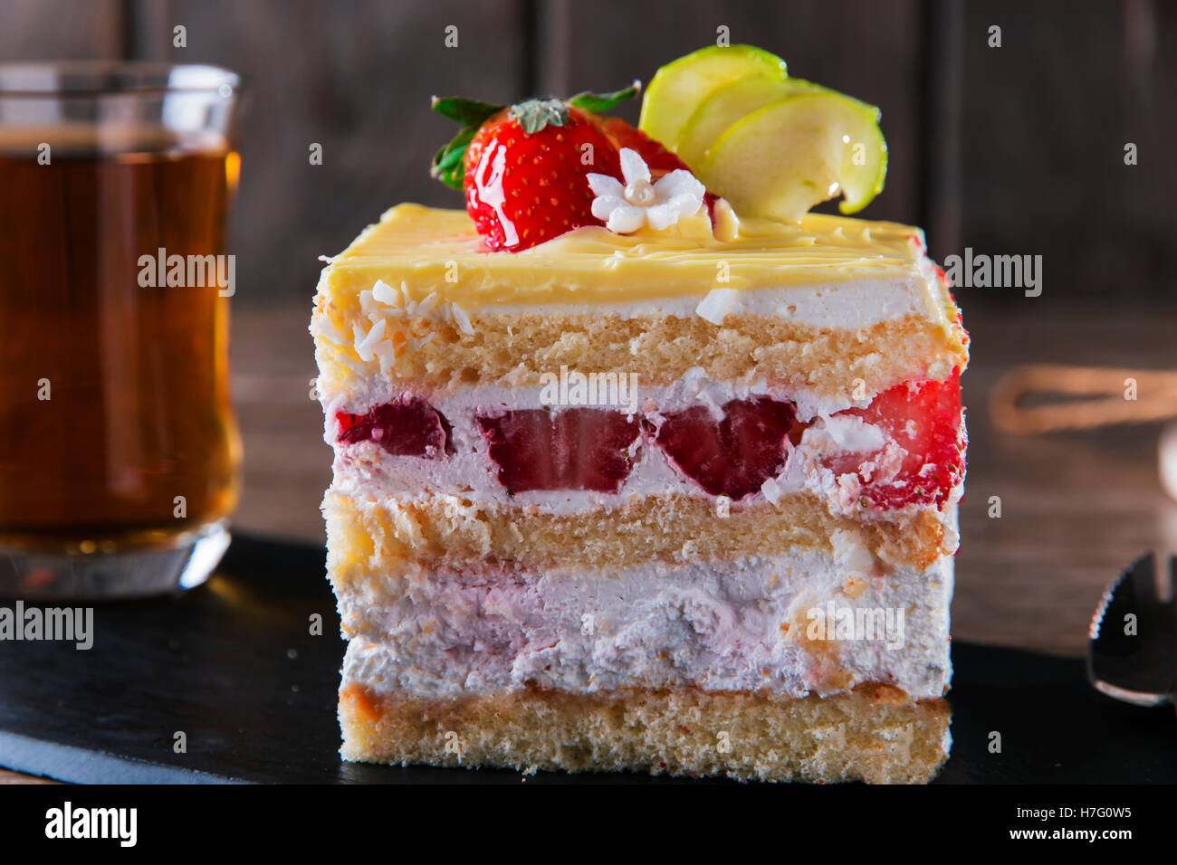 Sahne-Torte Dessert Erdbeerkuchen Zuckerguss süß Stockfoto