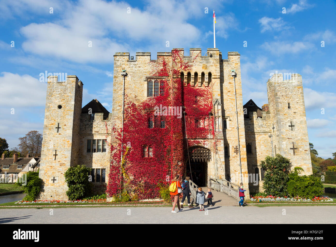 Hever Castle mit wildem Wein rot herbstlich gekleidet: Blue Sky / sonnigen Himmel / Sonne & Zugbrücke / Zugbrücke über den Burggraben. Kent UK Stockfoto