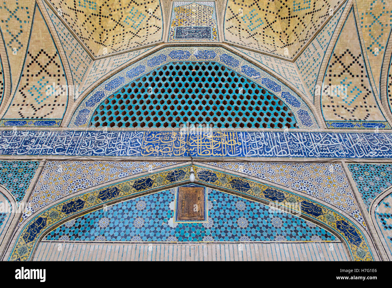 blaue Muster an Wand und Decke in Moschee in Isfahan Stockfoto