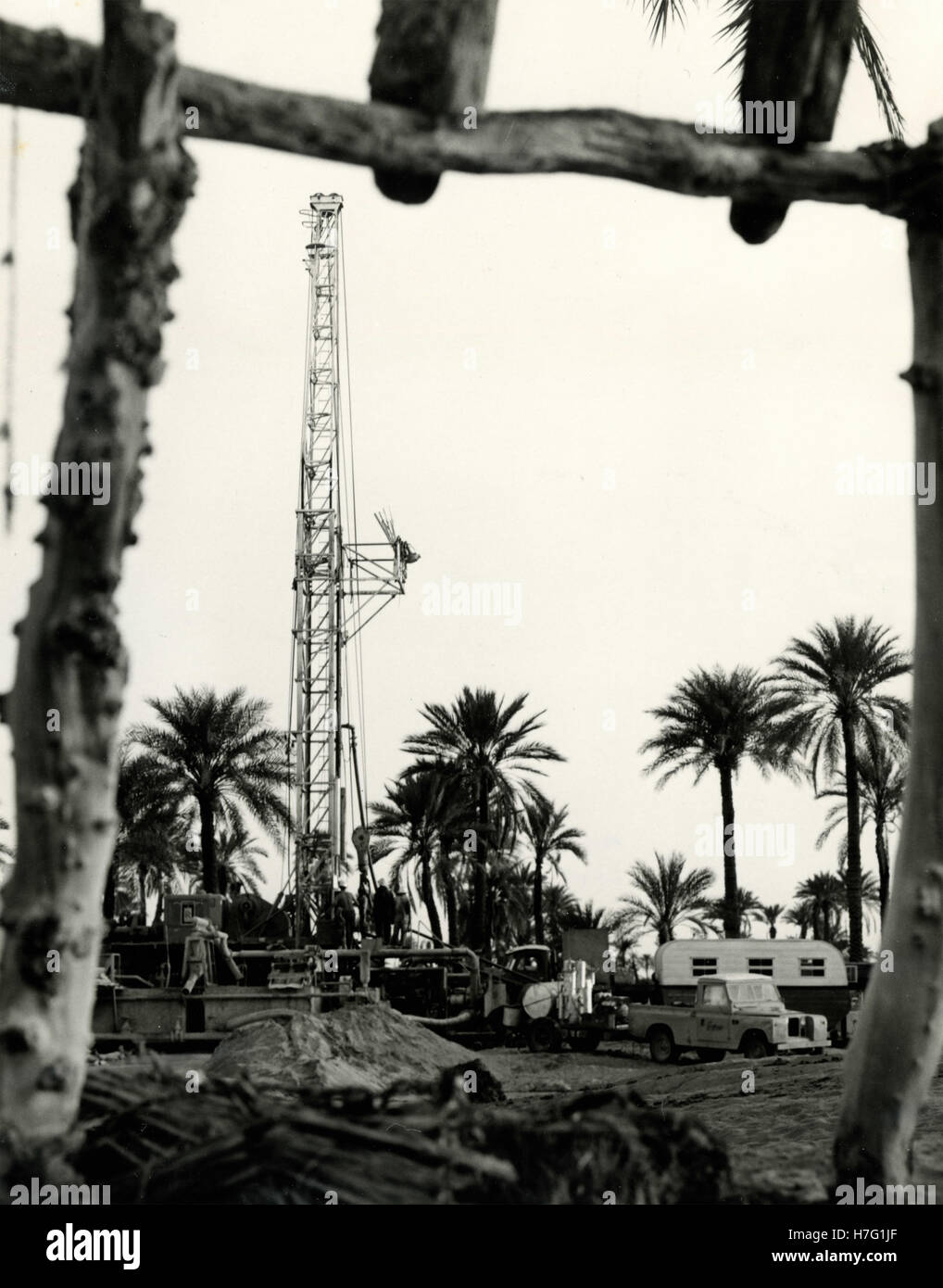 Bohrturm in der Wüste, Libyen Stockfoto