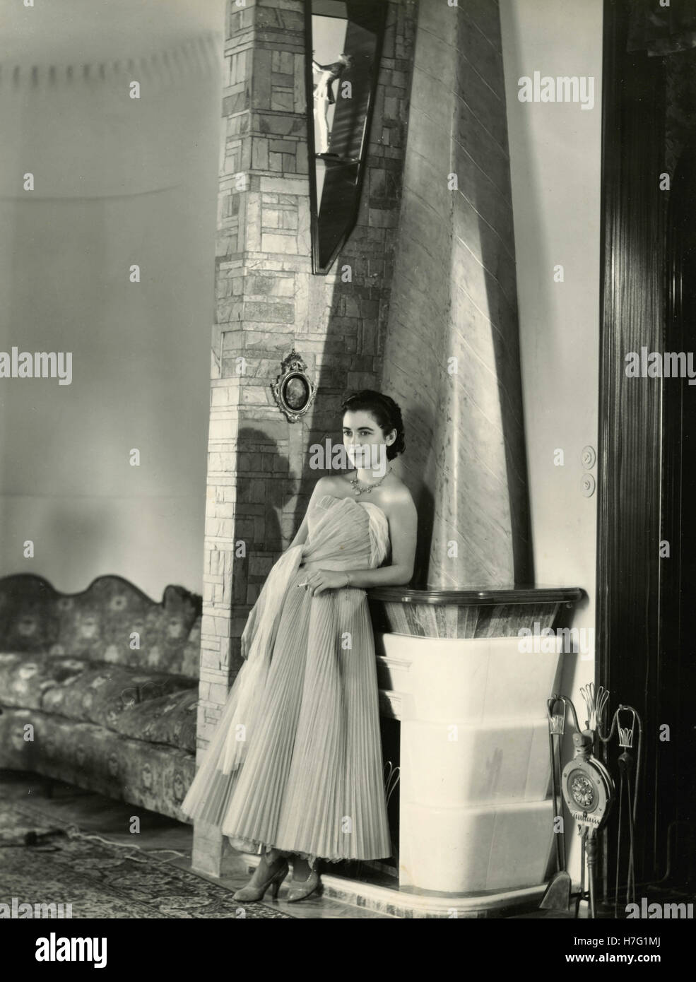 Frau trägt ein Plissee-Kleid, Italien Stockfoto
