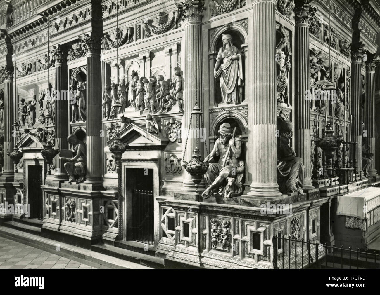 Die geschnitzten innerhalb einer italienischen nicht identifizierte Kirche Stockfoto