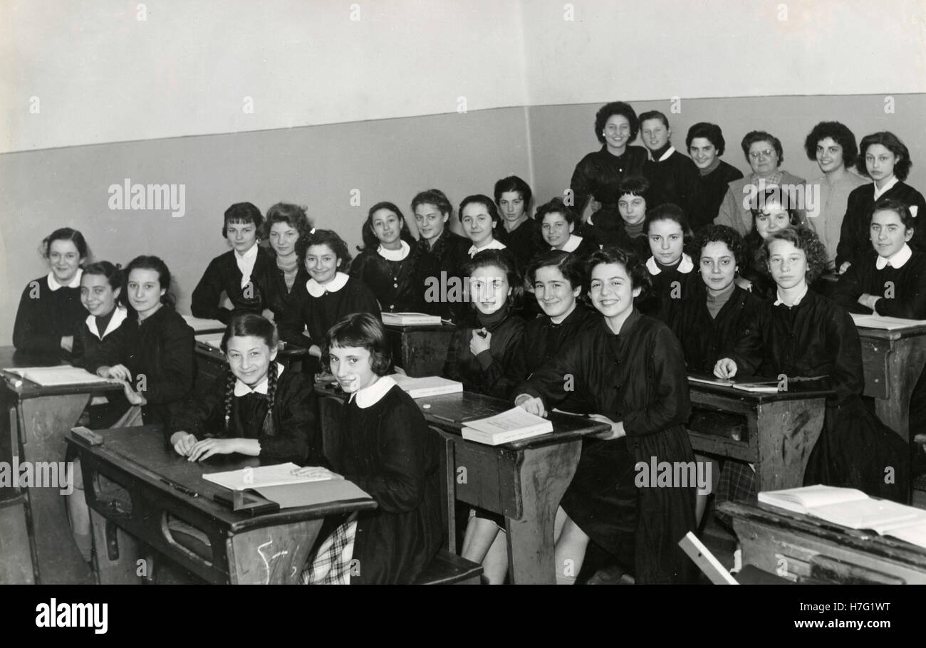Weibliche Schule Foto im Klassenzimmer mit der Schürze, Italien Stockfoto