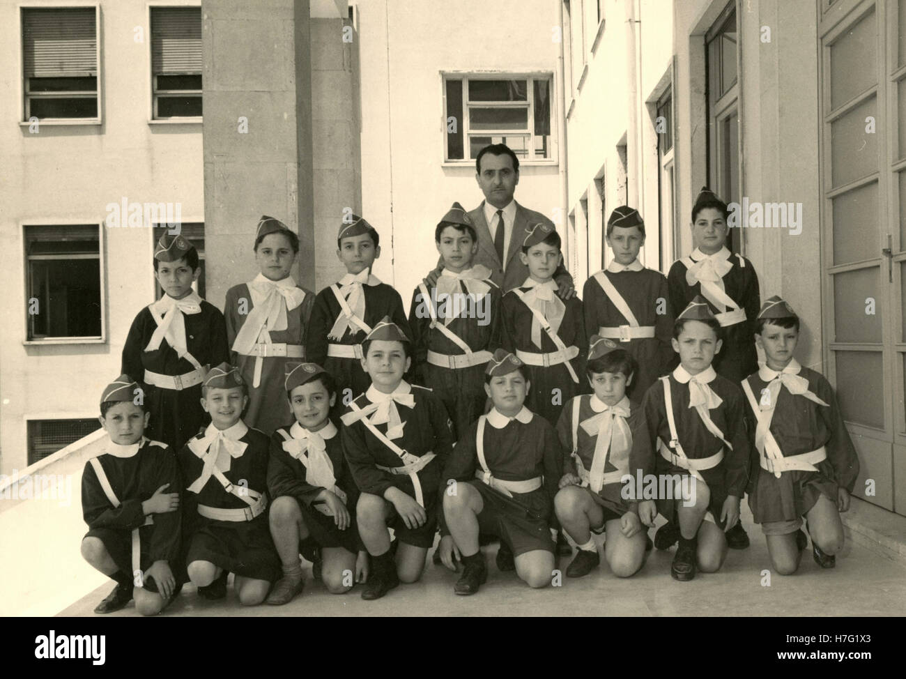 Weibliche Schule Foto mit Schürze und Mütze, Italien Stockfoto