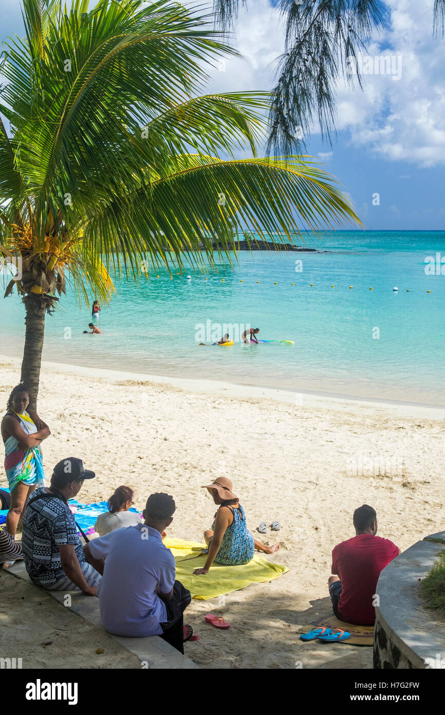 Menschen entspannen am öffentlichen Strand von Péreybère, Mauritius Stockfoto