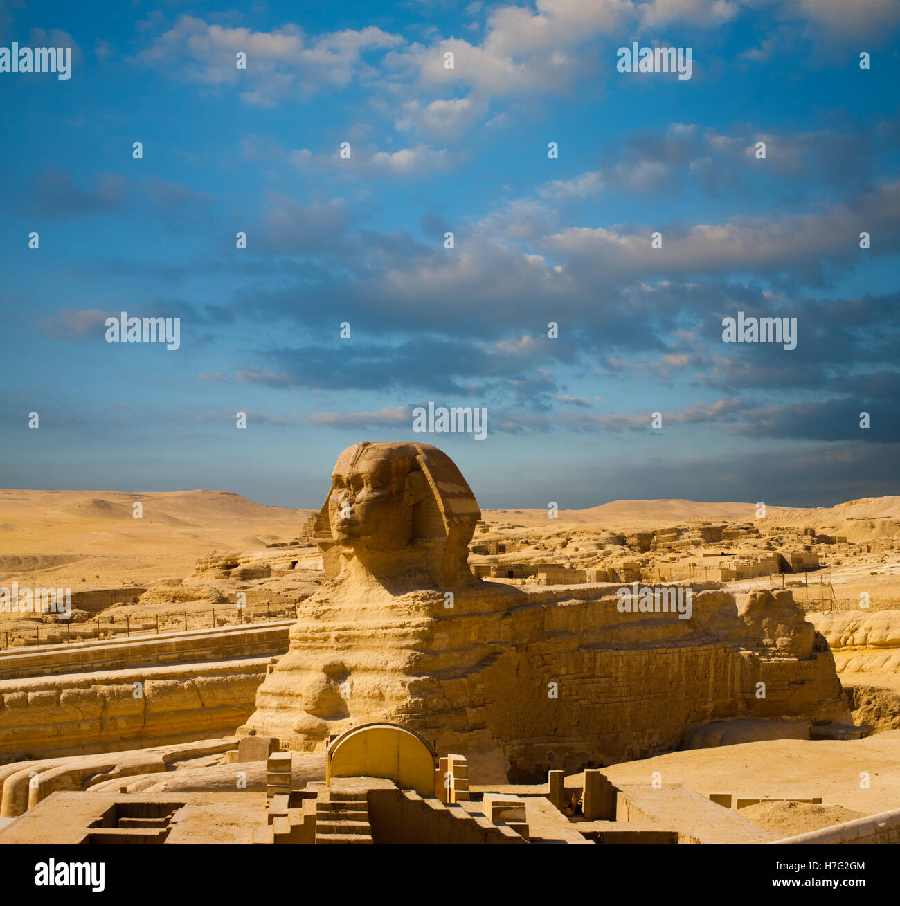 Voller Länge Kopf bis Zeh Körper und Profil der großen Sphinx in den ägyptischen Pyramiden an einem blauen Himmel Tag in Kairo, Ägypten Stockfoto