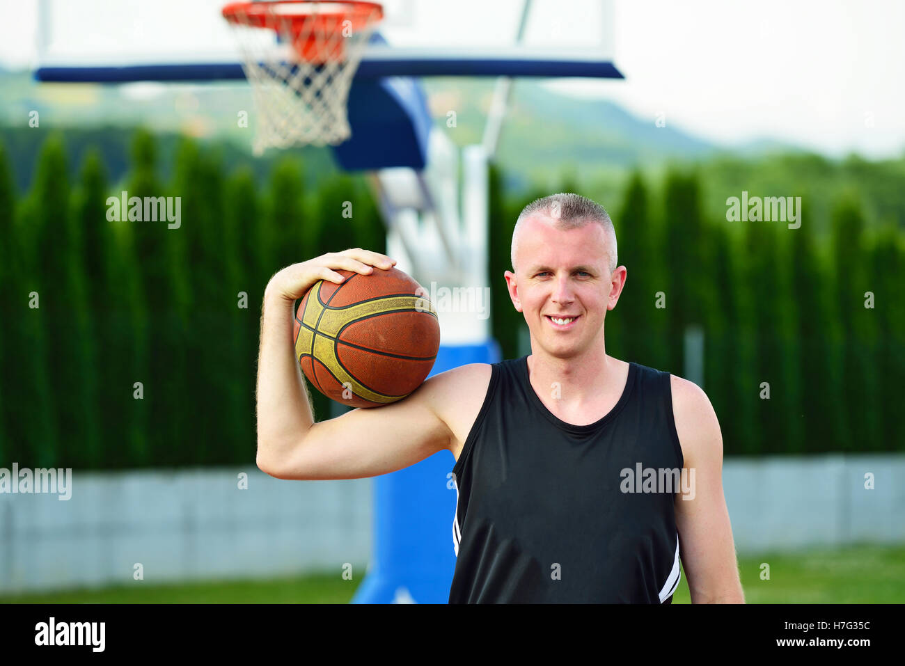 BasketballSpieler mit Ball am NaturKorbHof Stockfotografie Alamy