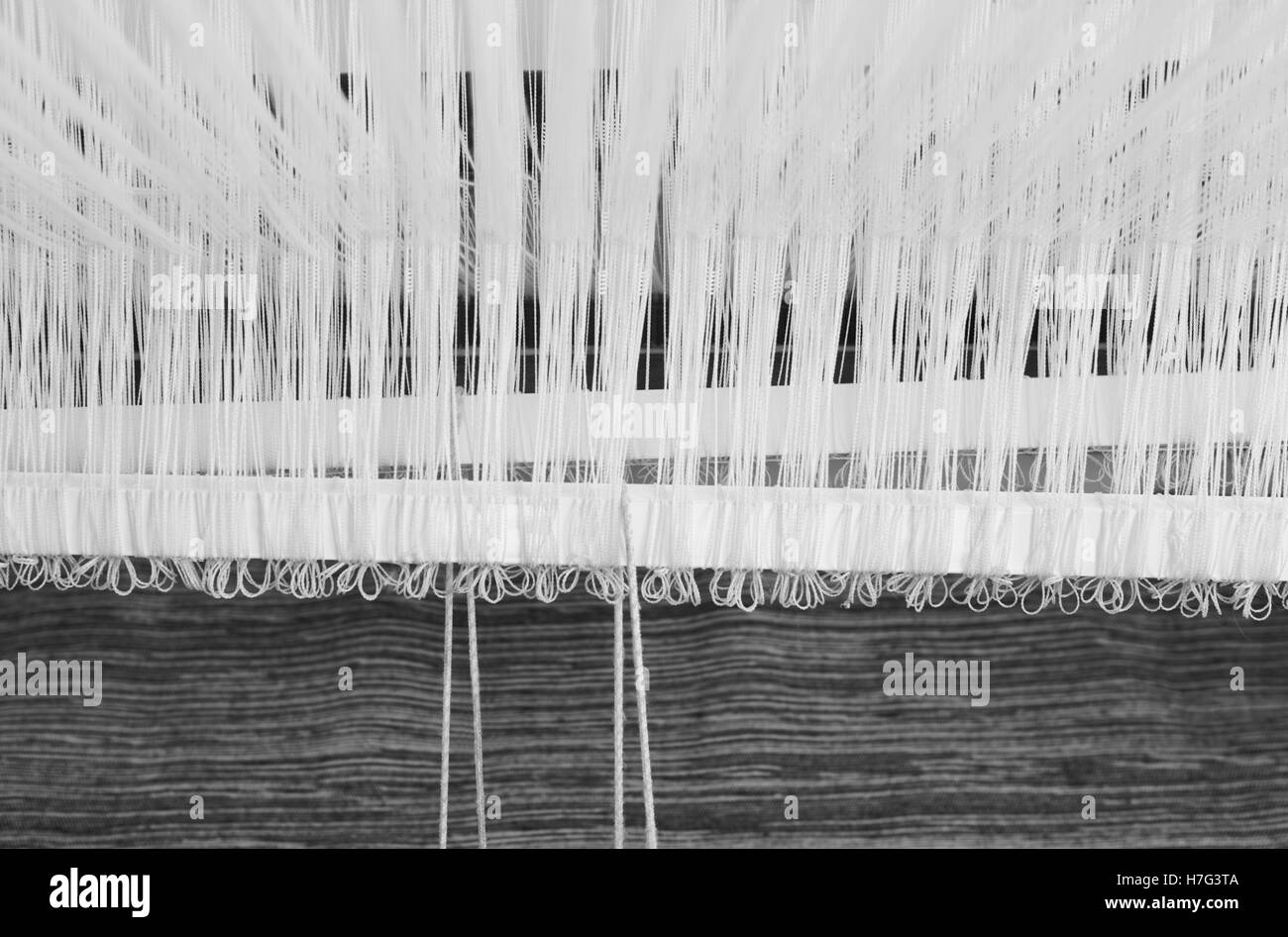 Traditionellen Webstuhl Detail mit Wolle Garn in schwarz und weiß. Horizontale Stockfoto