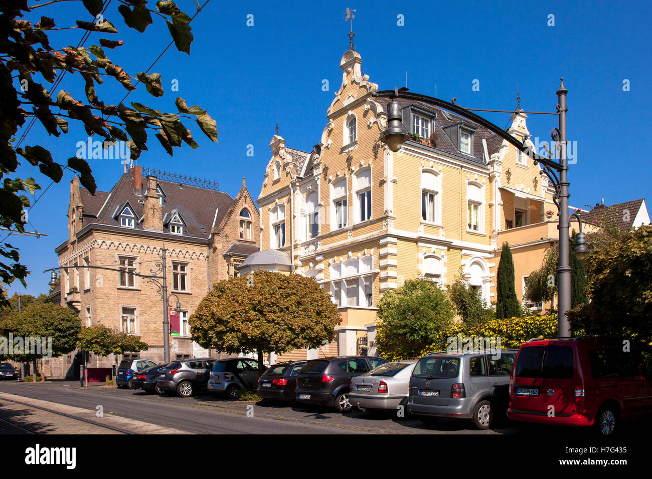 Deutschland, Königswinter am Rhein, Häuser entlang der Straße Rheinallee. Stockfoto