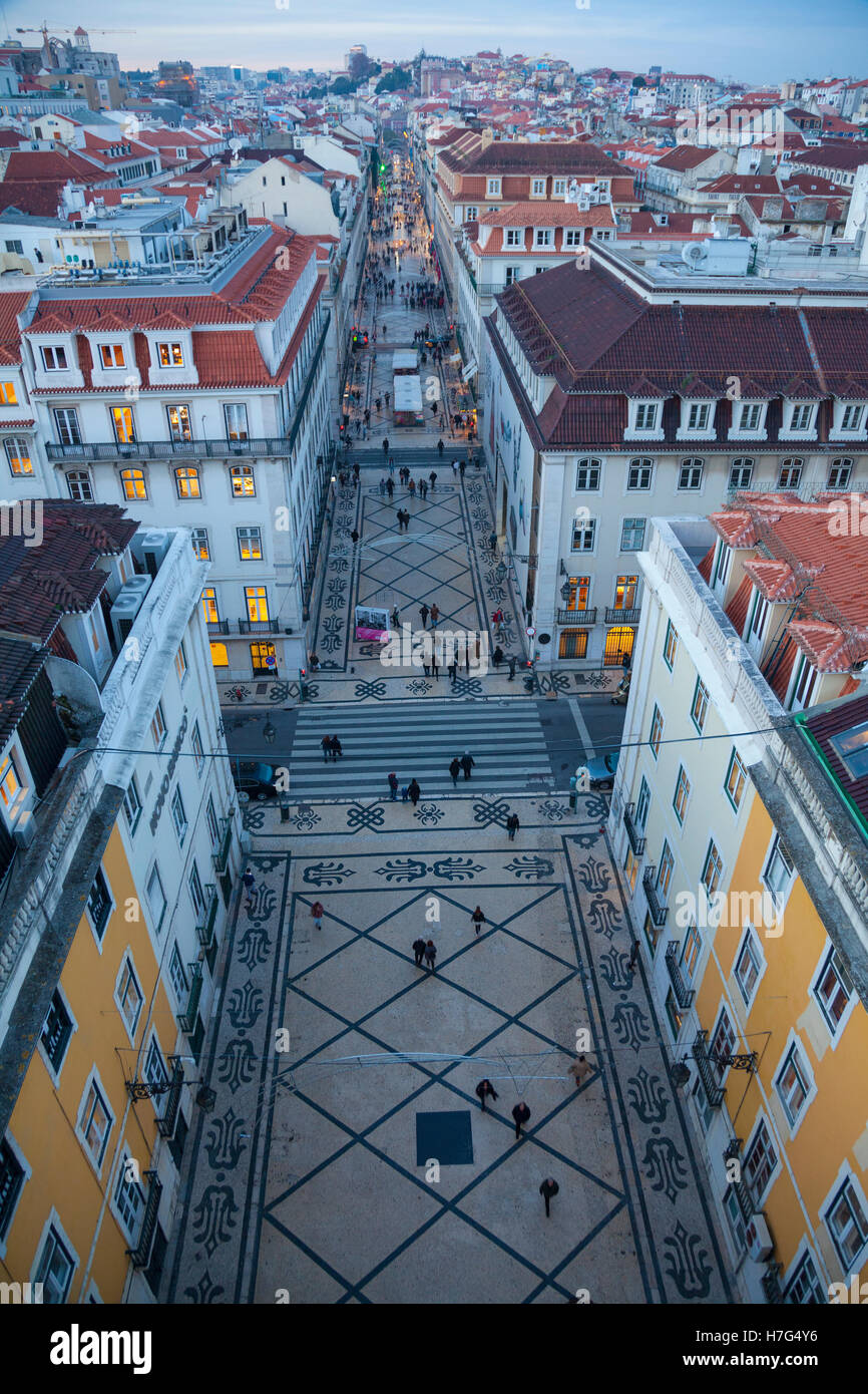 Rua Augusta, Baixa und die Lissabon-Skyline von Arco da Rua Augusta in Lissabon (Lisboa), Europa gesehen Stockfoto