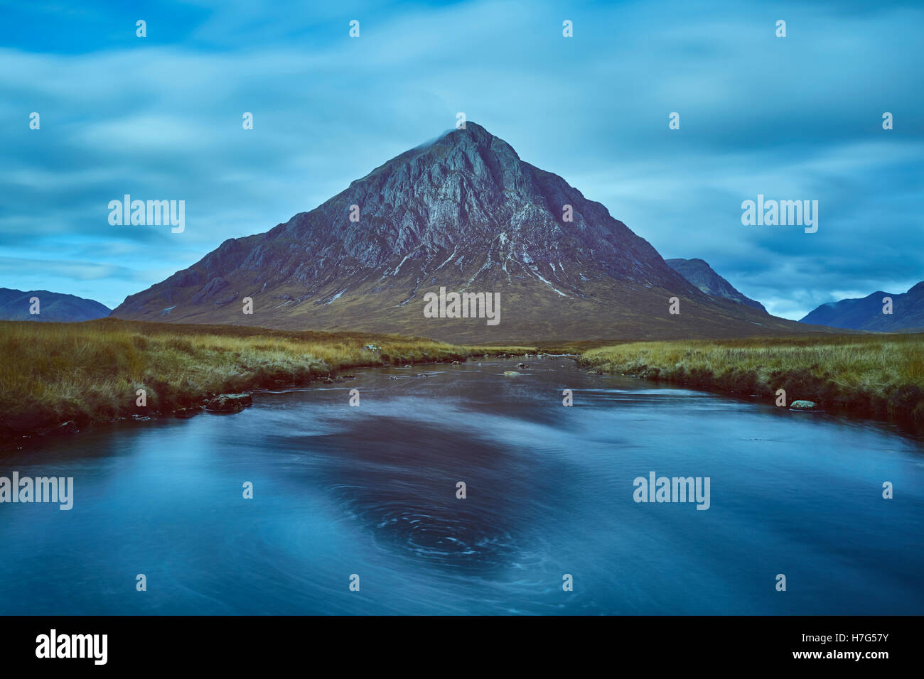 Buachaille Etive Mor mit Fluß Etive im Vordergrund Stockfoto