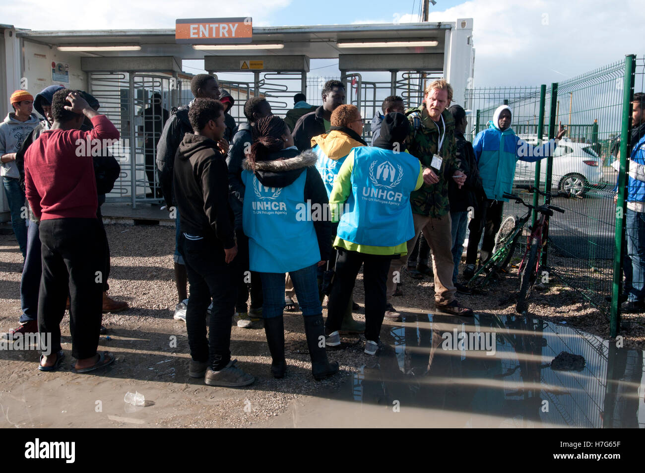 Frankreich, Calais. Letzten Tage der "The Jungle". Flüchtlinge versuchen, herauszufinden, was, vom UNHCR-Mitarbeiter passiert ist. Stockfoto