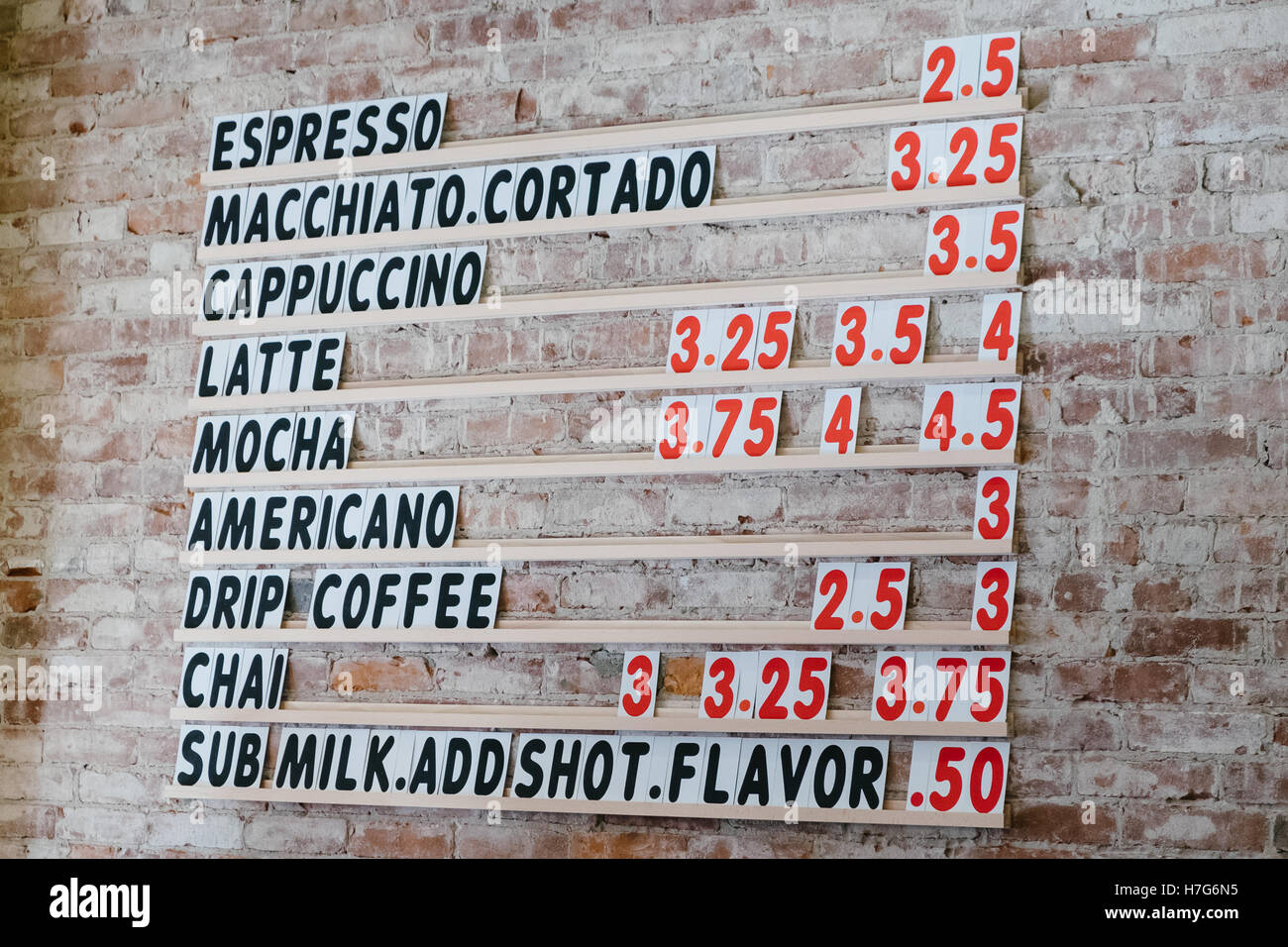 Preise für Kaffee und anderen Espresso drinks an einem hippen neuen Coffeeshop in Oregon. Stockfoto