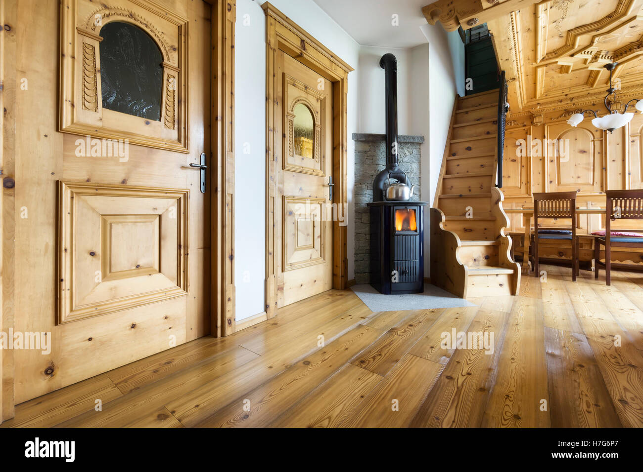 Berg-Chalet-Holz-Interieur Stockfoto