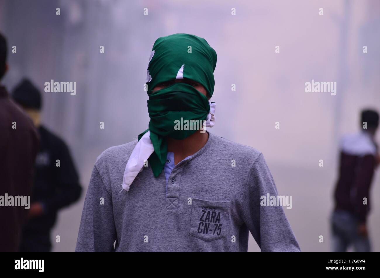 Sopore, Indien. 4. November 2016. Ein Junge Kashmiri posieren für Bild hinter dem Tränengas Rauch die Polizei Demonstranten nach dem Freitagsgebet Kredit zu zerstreuen gefeuert wurde: Eeshan Peer/Pacific Press/Alamy Live News Stockfoto