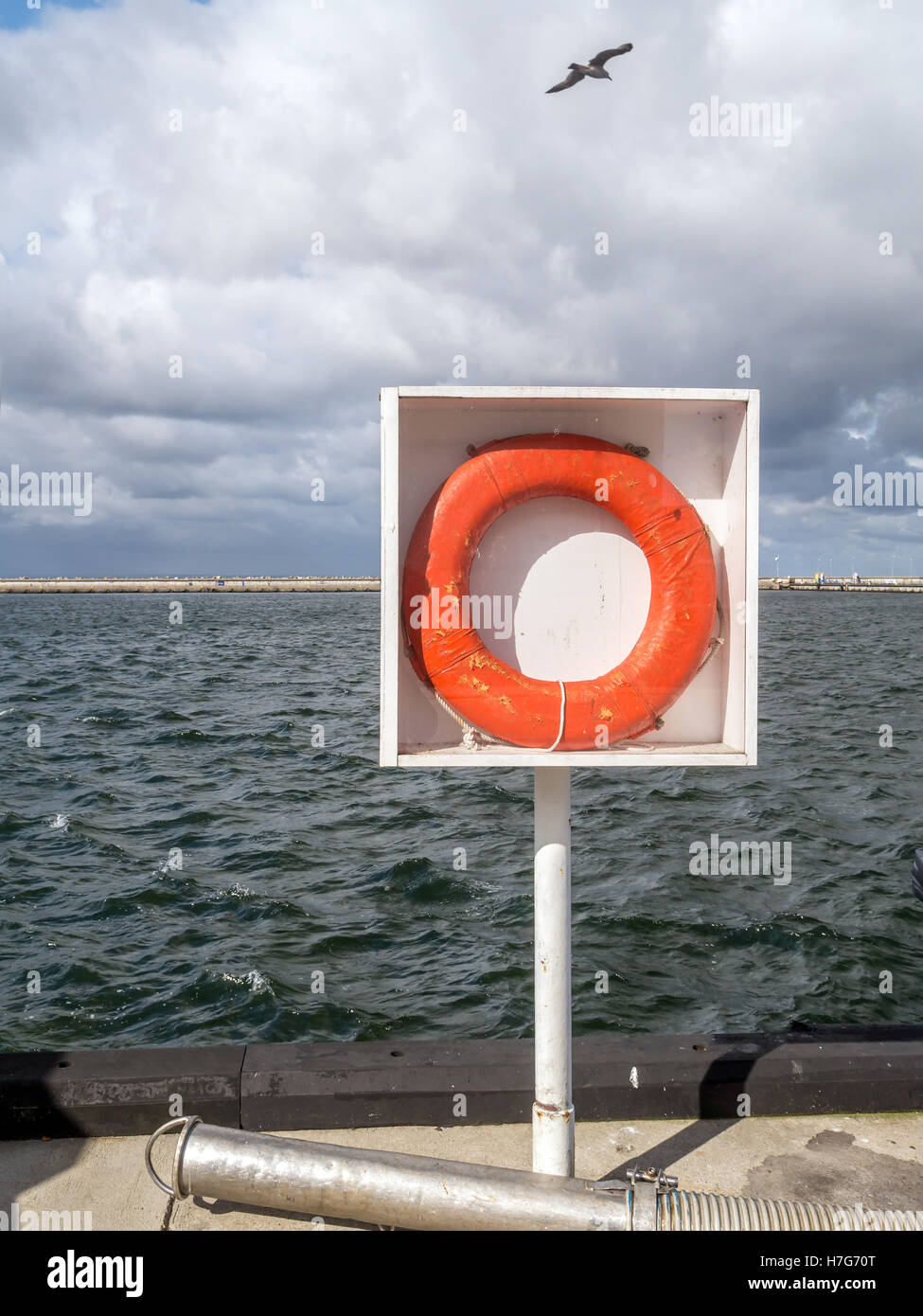 Rettungsring befestigt am Stand am Hafen Stockfoto