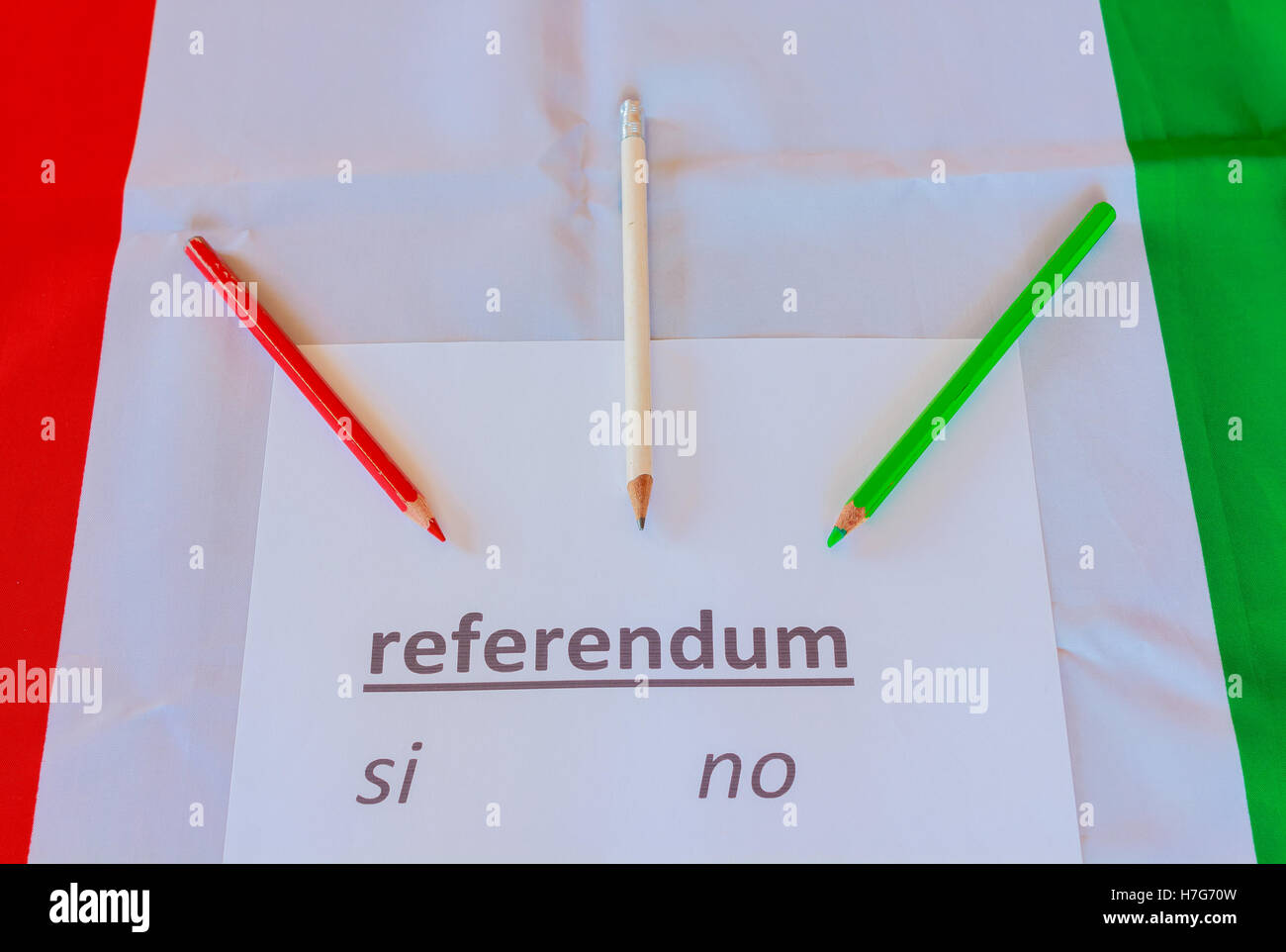 die Karte musst du ihre Stimmen in einem Referendum in Italien ruht auf der italienischen Flagge, wo es auch drei Pe Stockfoto