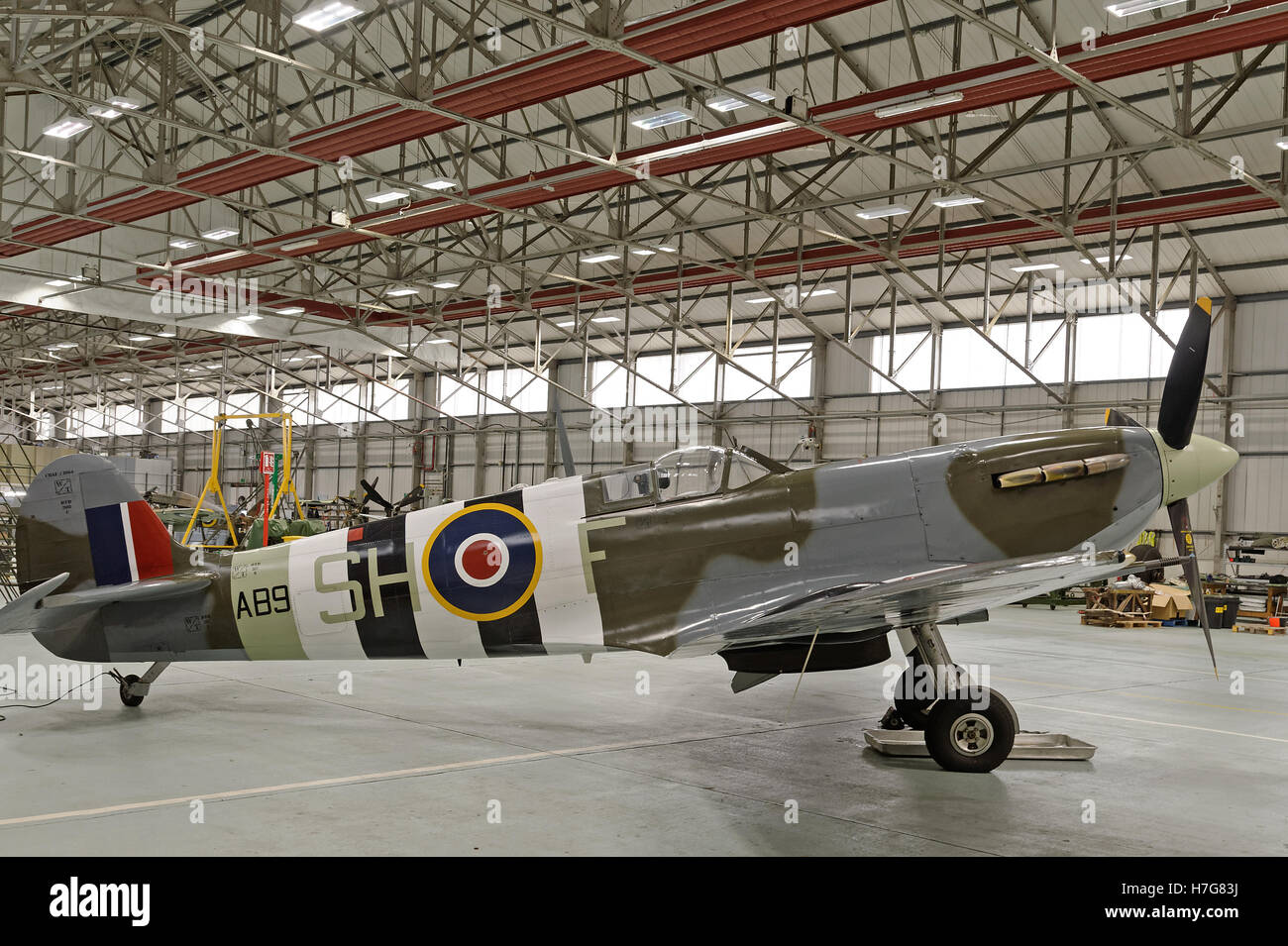 Schlacht von Britain Memorial Flight Spitfire Mk V in einem Hangar an RAF Coningsby, UK Stockfoto