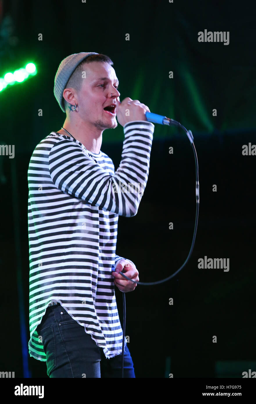 Kiew, UKRAINE - 5. September 2016: Sängerin Yevhen Halytsch und seine Band O.Torvald führen auf der Bühne in der Nähe des Olympiastadions NSC während Konzert vor der FIFA WM 2018 Qualifikation Spiel Ukraine V Island Stockfoto