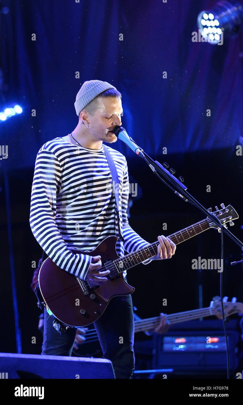 Kiew, UKRAINE - 5. September 2016: Sängerin Yevhen Halytsch und seine Band O.Torvald führen Sie auf der Bühne in der Nähe der NSC-Olympiastadion-dur Stockfoto