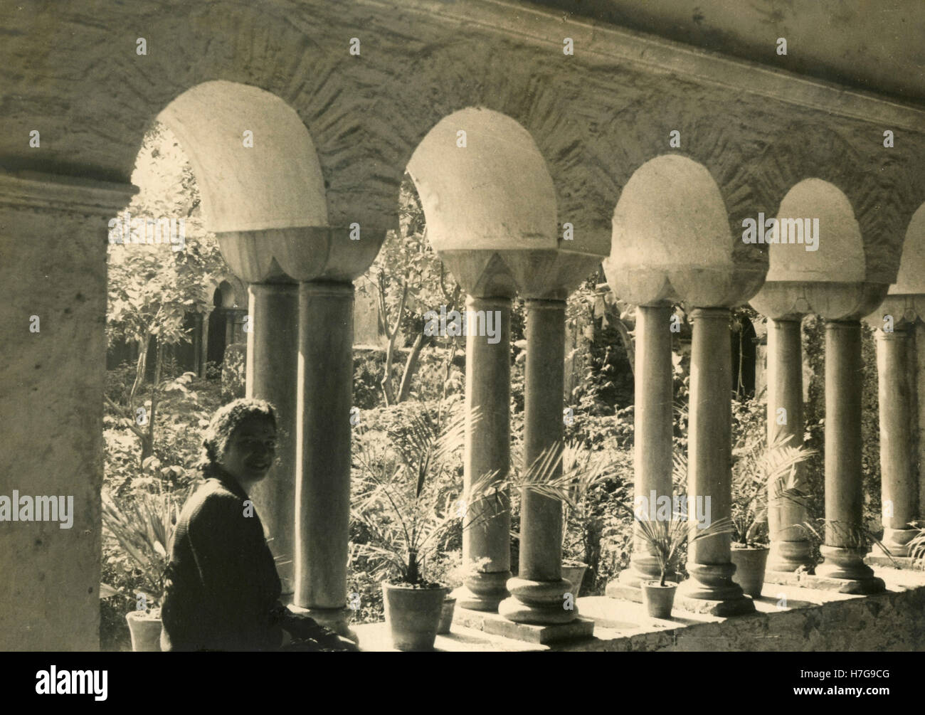 Frau sitzt in der Vorhalle des Hofes von Fossanova Abtei, Italien Stockfoto