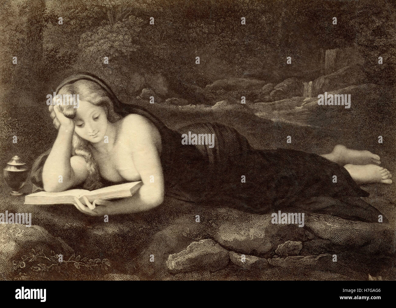 Mädchen, die ein Buch drucken Stockfoto