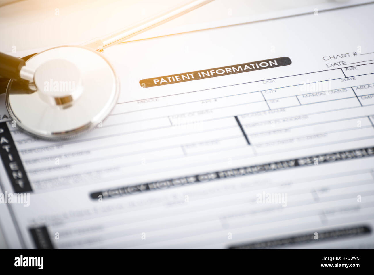 Stethoskop auf Patienten Form auf dem Schreibtisch. Stockfoto