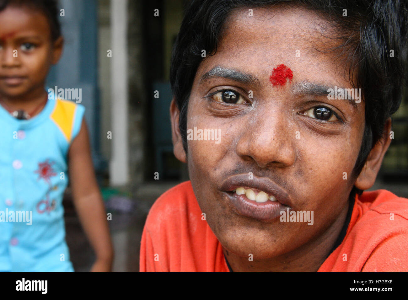 CHENNAI, Indien - ca. AUGUST 2008: Zwei nicht identifizierte Hindu Kinder mit Bindi Flecken auf Stirn Lächeln für die Kamera Stockfoto