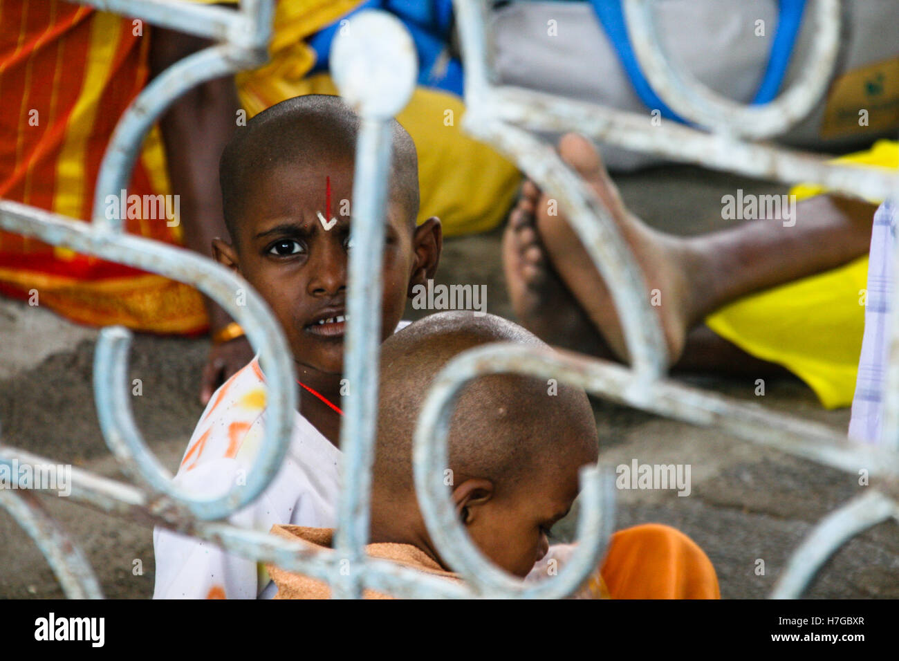 CHENNAI, Indien - ca. AUGUST 2008: Zwei nicht identifizierte Hindu Kinder sitzen in das äußere eines Tempels, bevor eine Zeremonie beginnt. Stockfoto