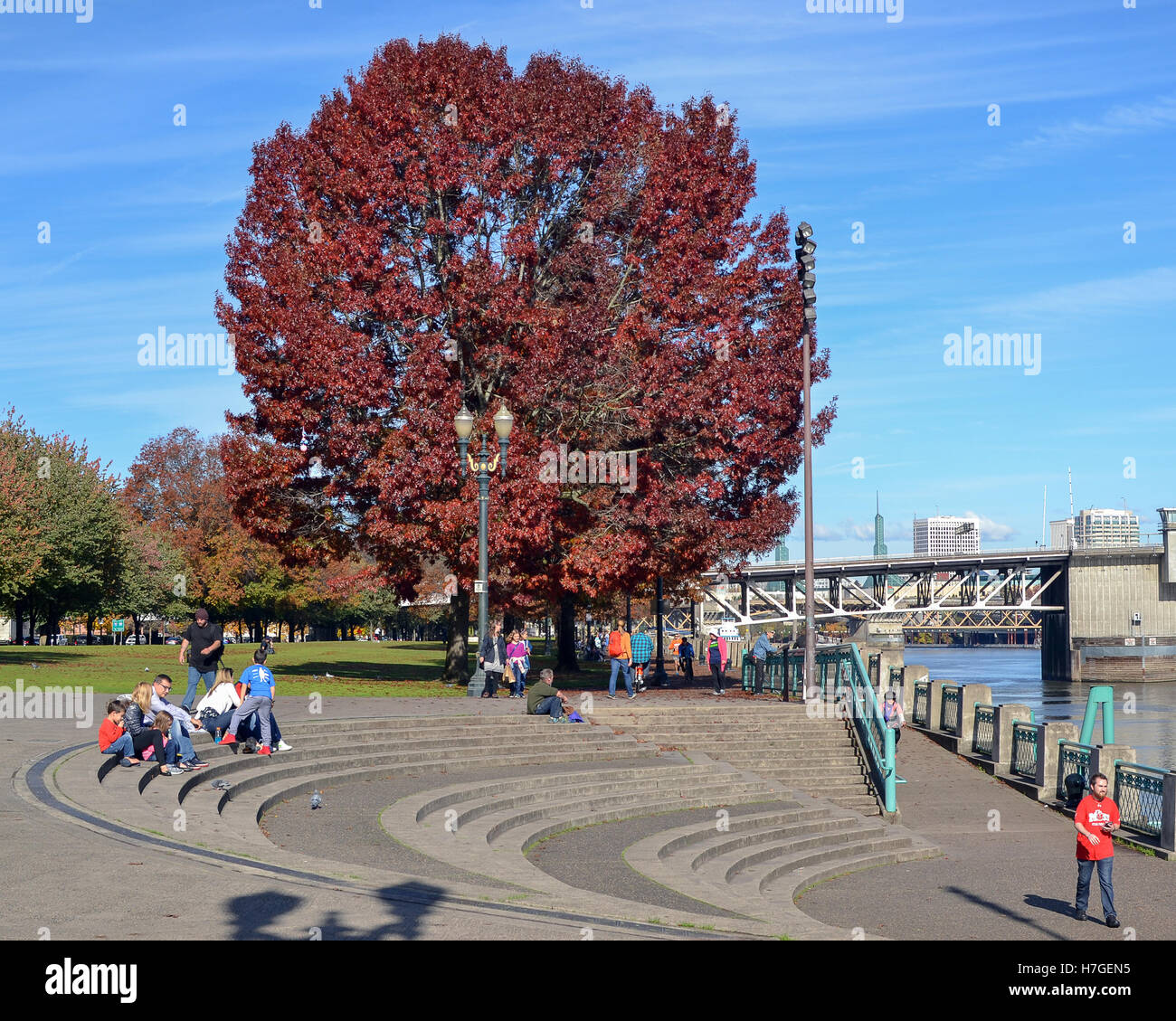 Nicht identifizierte Personen Portlands Gouverneur Tom McCall Waterfront Park auf sonnigen Herbsttag zu genießen. Stockfoto