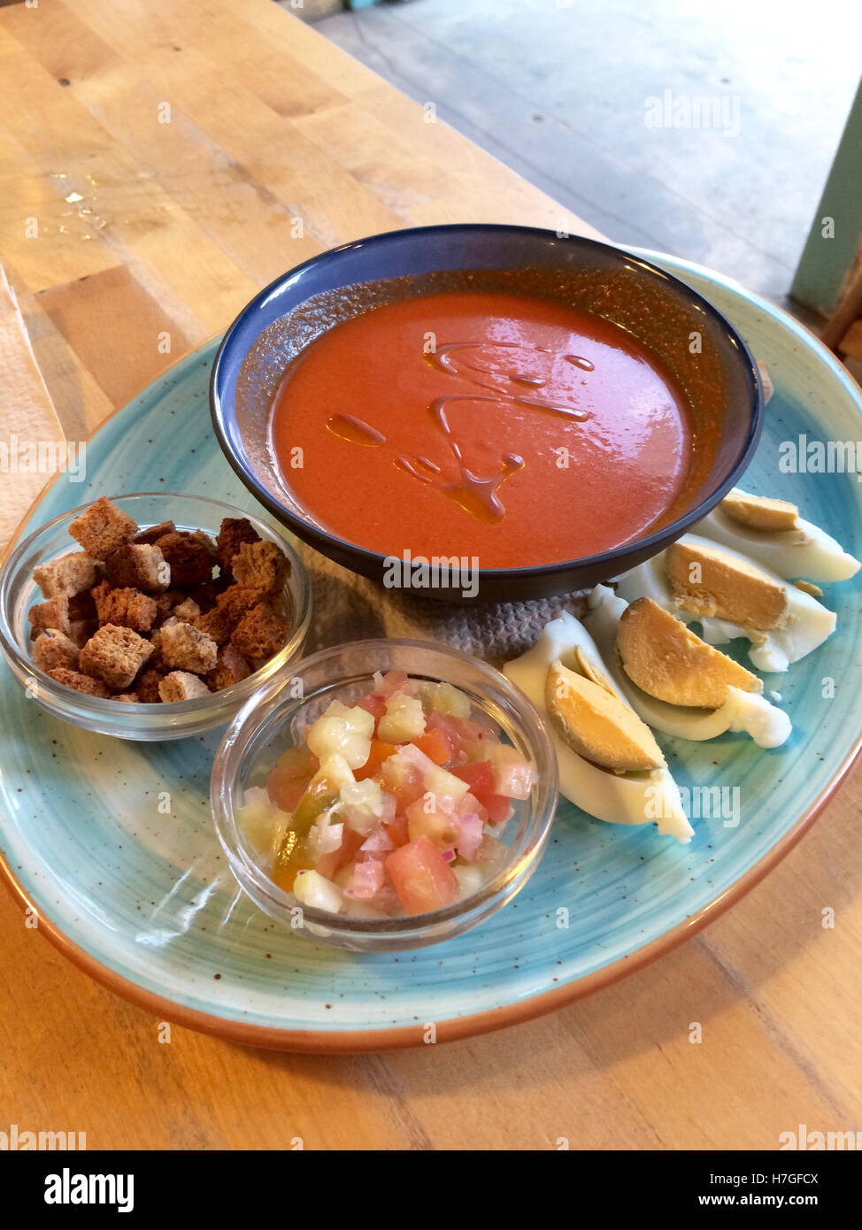 Andalusische Gazpacho in einer Schüssel mit Tomaten, gekochtes Ei und Brot gebraten Stockfoto
