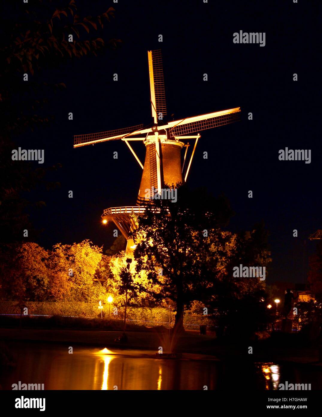Die Molen de Valk Windmühle, Leiden, Niederlande in der Nacht Stockfoto
