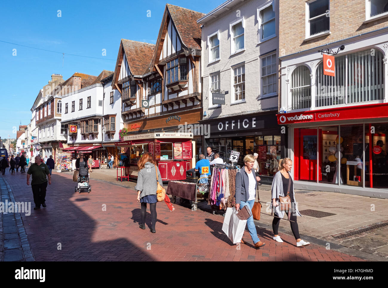 Käufer an der High Street in Canterbury Kent England Vereinigtes Königreich UK Stockfoto