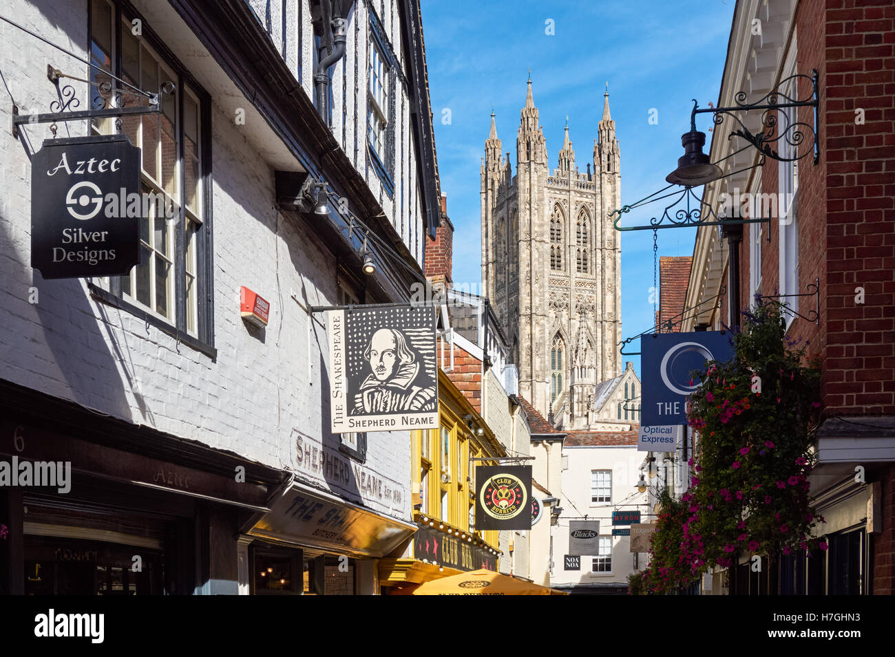 Ladenschilder und Canterbury Kathedrale gesehen von Metzgerei Lane in Canterbury Kent England Vereinigtes Königreich UK Stockfoto