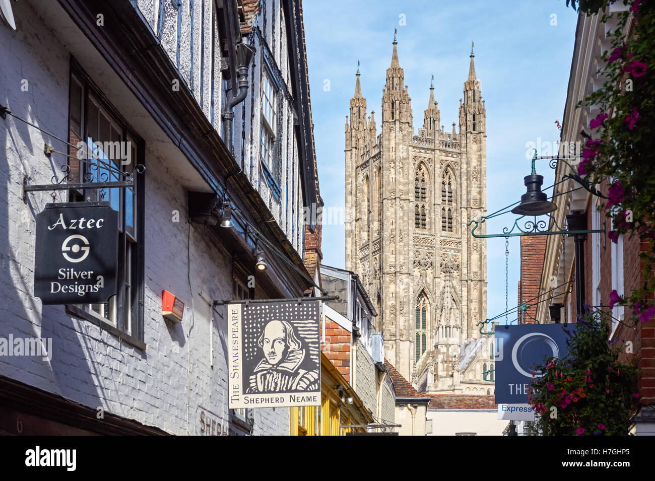 Ladenschilder und Canterbury Kathedrale gesehen von Metzgerei Lane in Canterbury Kent England Vereinigtes Königreich UK Stockfoto