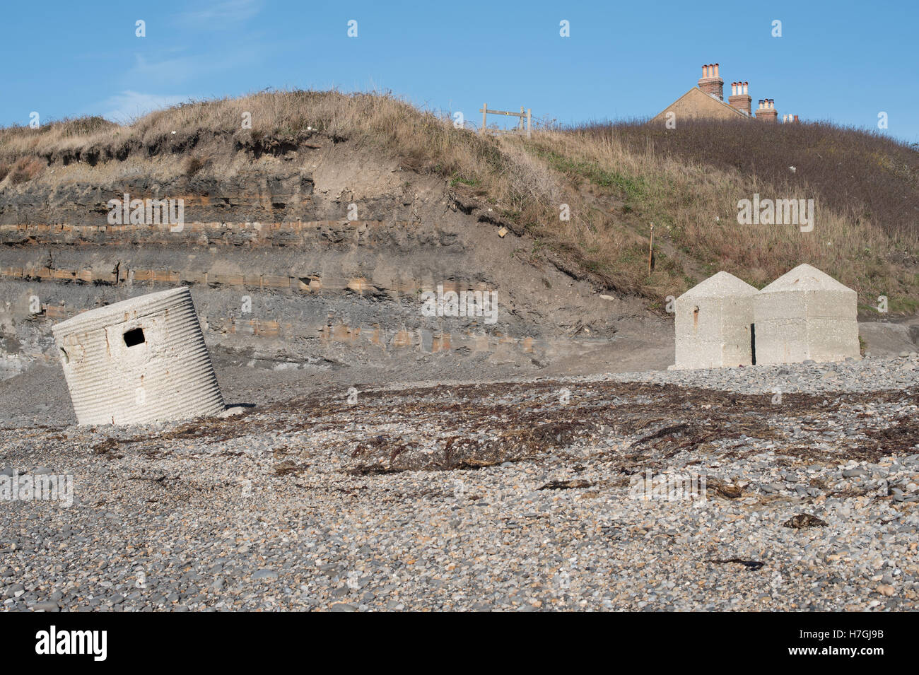 Zweiten Weltkrieg Beton Bunker und Panzersperren Blöcke, Gaulters Cap Kimmeridge Bay, Dorset Stockfoto