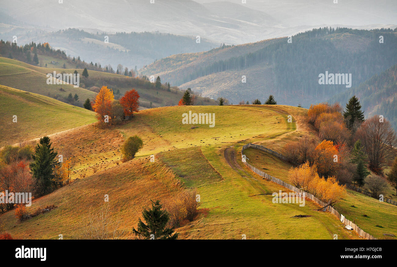 Herbst Bergpanorama. Oktober auf Karpaten Berge. Herbst Stockfoto