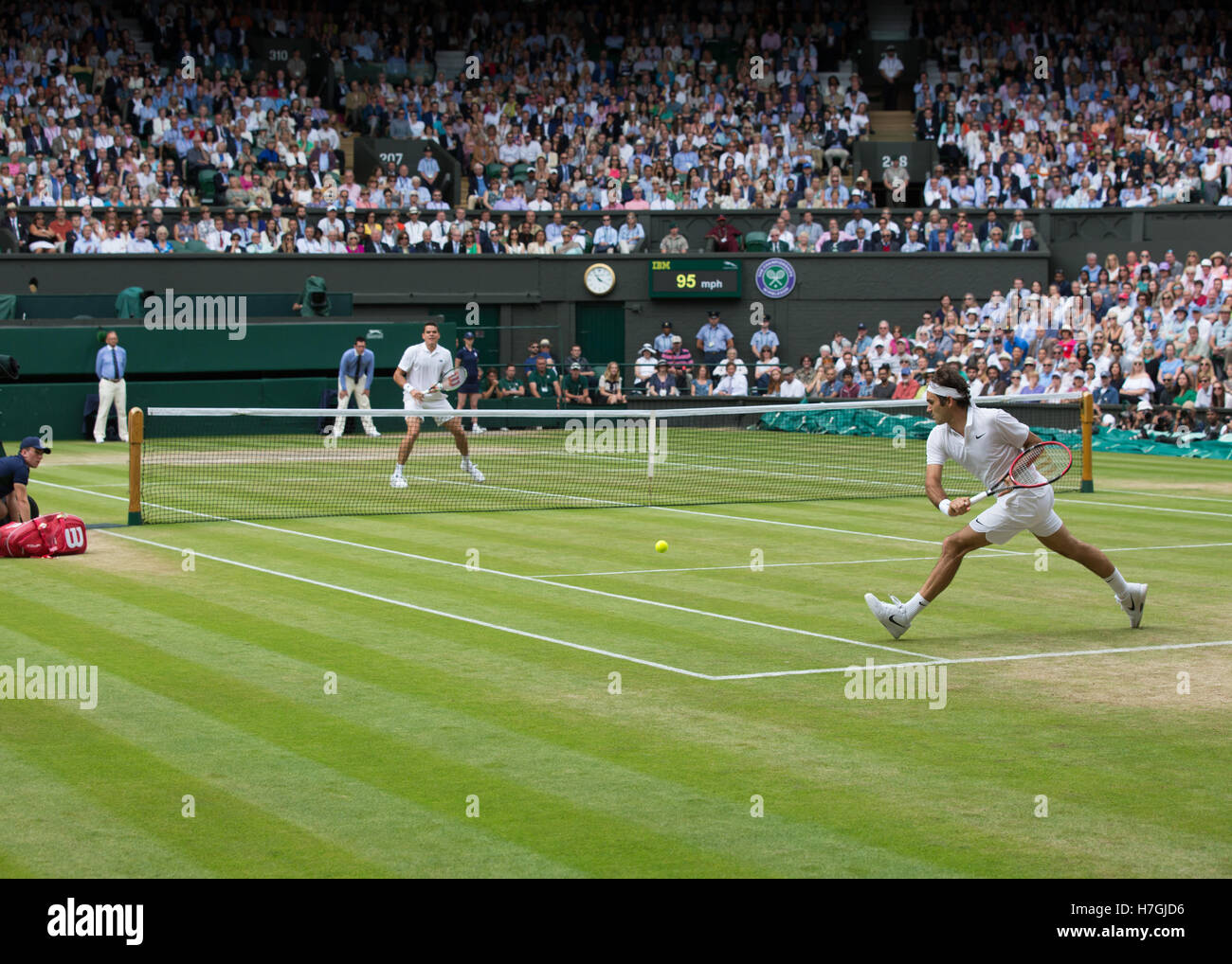 Roger Federer (SUI) vs. Milos Raonic (CAN), Maßnahmen auf Wimbledon 2016 Stockfoto