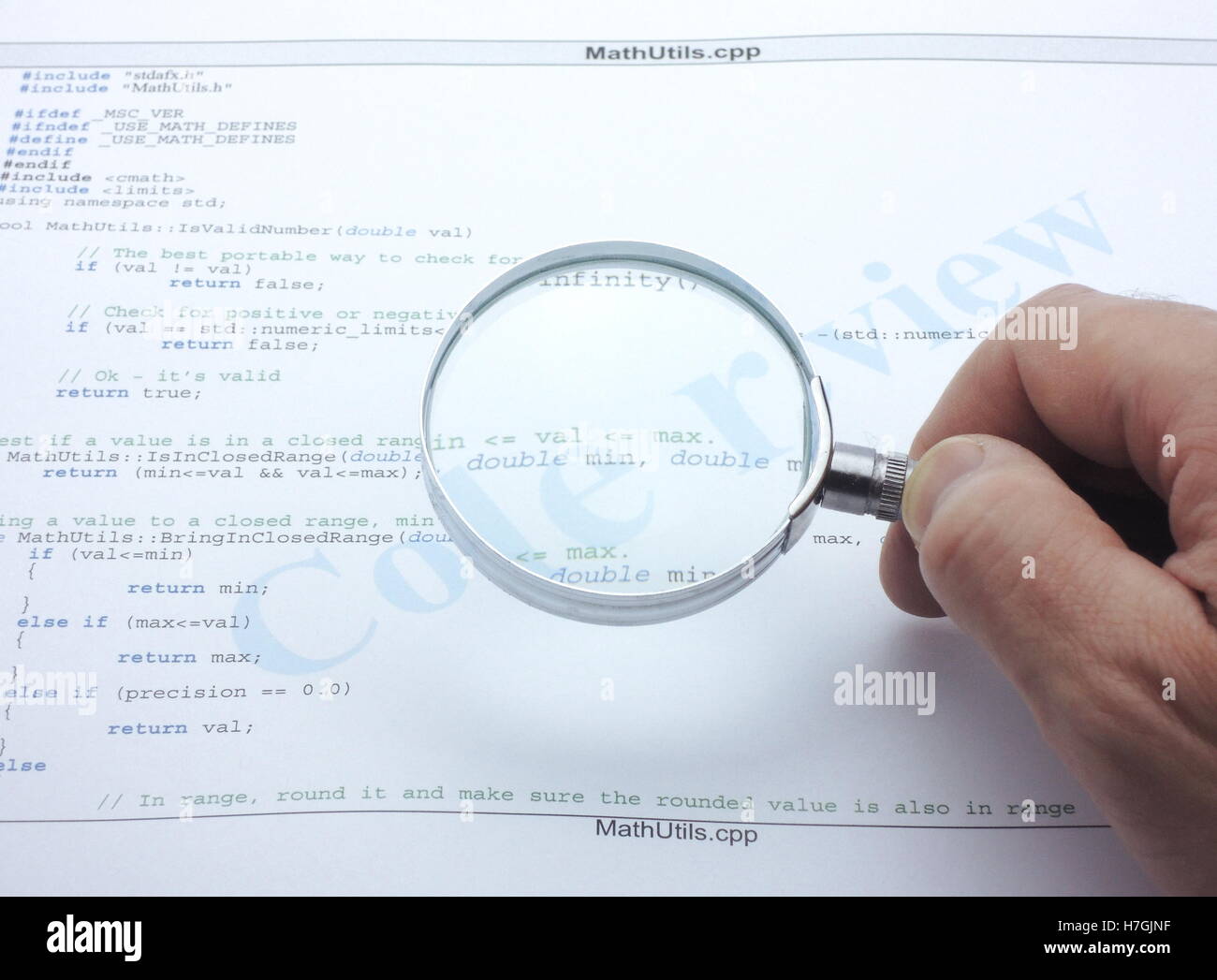 Code-Review eines C++-Programms. Stockfoto