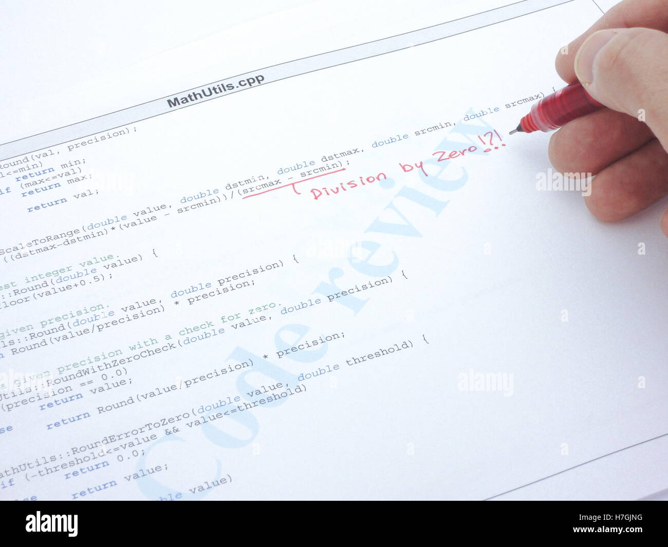 Code-Review eines C++-Programms. Eine Division durch Null Fehler ist gefunden. Stockfoto