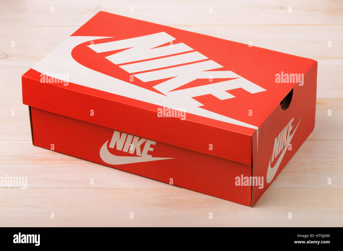 SAMARA, Russland - 8. Juni 2015: Rot Nike Schuhe Box auf einem Tisch Stockfoto