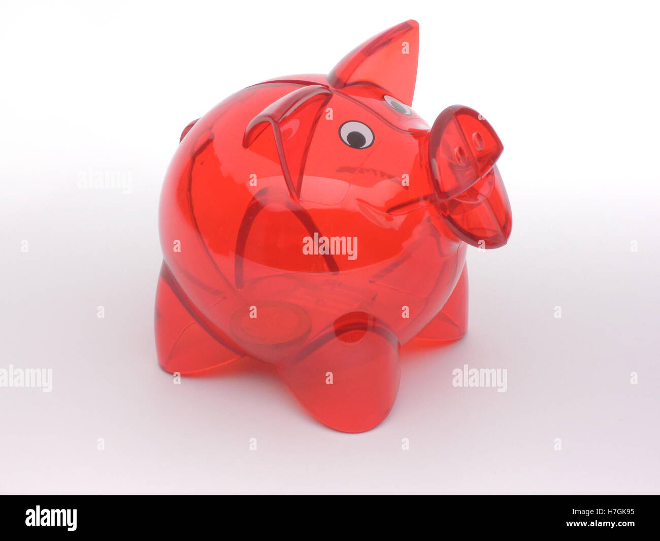 Rote transparente Sparschwein mit nur eine Münze. Kann symbolisieren "keine Einsparungen", "Pech", "fehlgeschlagen Wirtschaft", "Fehler beim Zuza Stockfoto