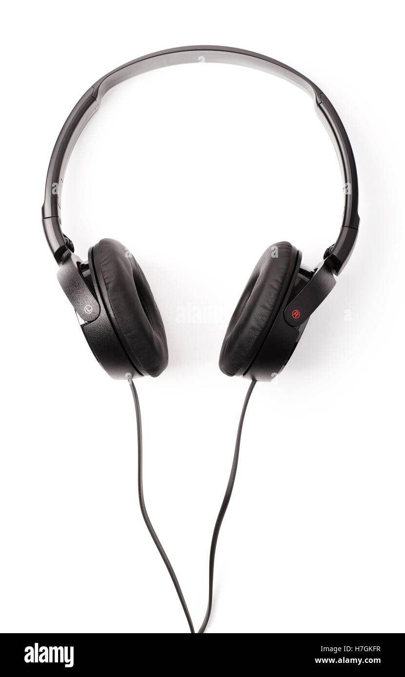 Schwarze Kopfhörer mit Kabel isoliert auf weißem Hintergrund Stockfoto