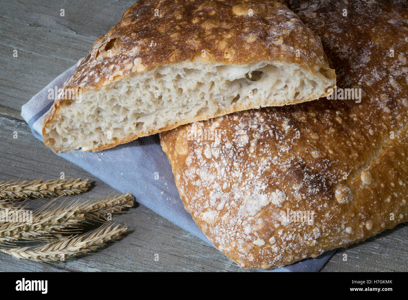 Rustikale Bio Nordic Brot mit großen Löchern. Frisch zubereitet und gebacken mit alten skandinavischen Weizen-Typen, die beliebt sind in den neuen Stockfoto