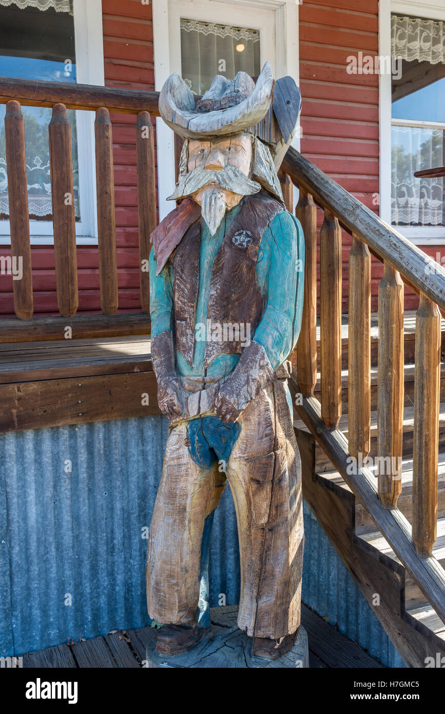 Ein Holz geschnitzte Statue des traditionellen Westernstadt Sheriff vor dem Rathaus in Winthrop, Washington, USA. Stockfoto