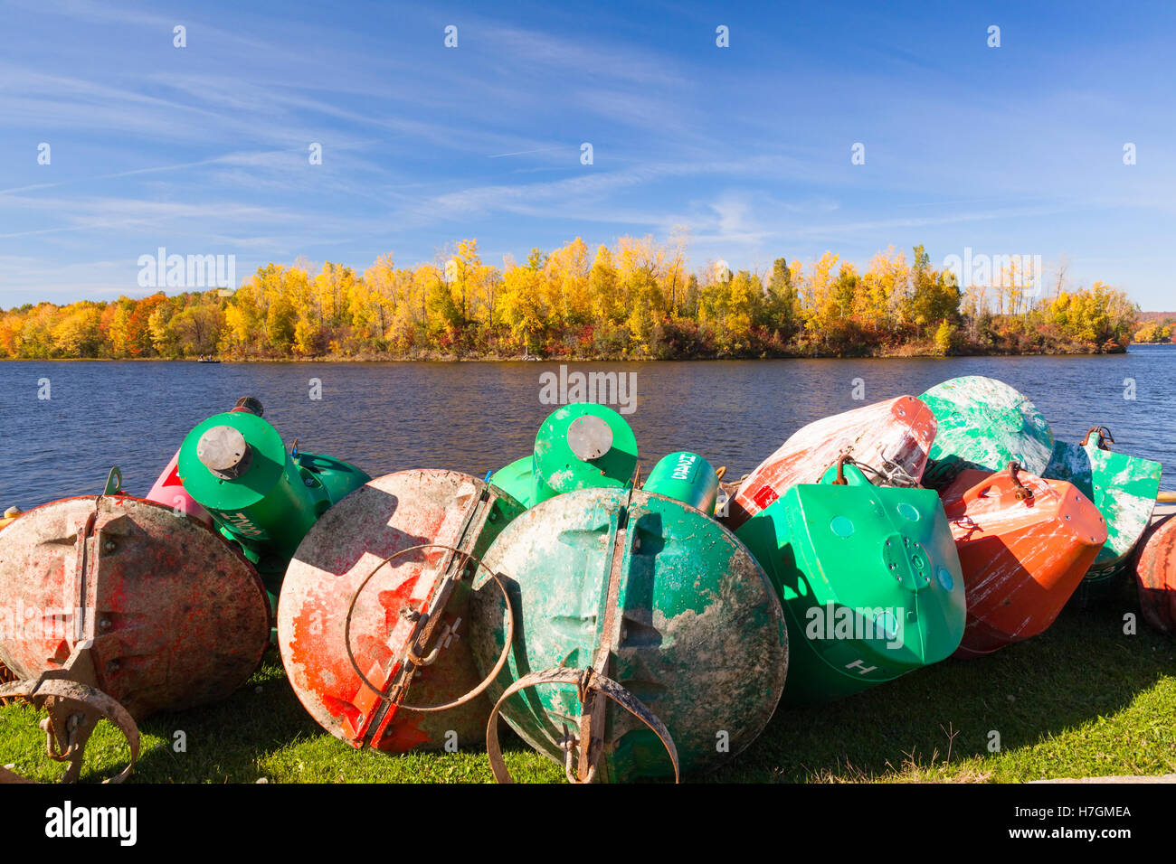 Bojen, die Ruhe am Ufer des Ottawa River in Hawkesbury, Ontario, Kanada. Stockfoto