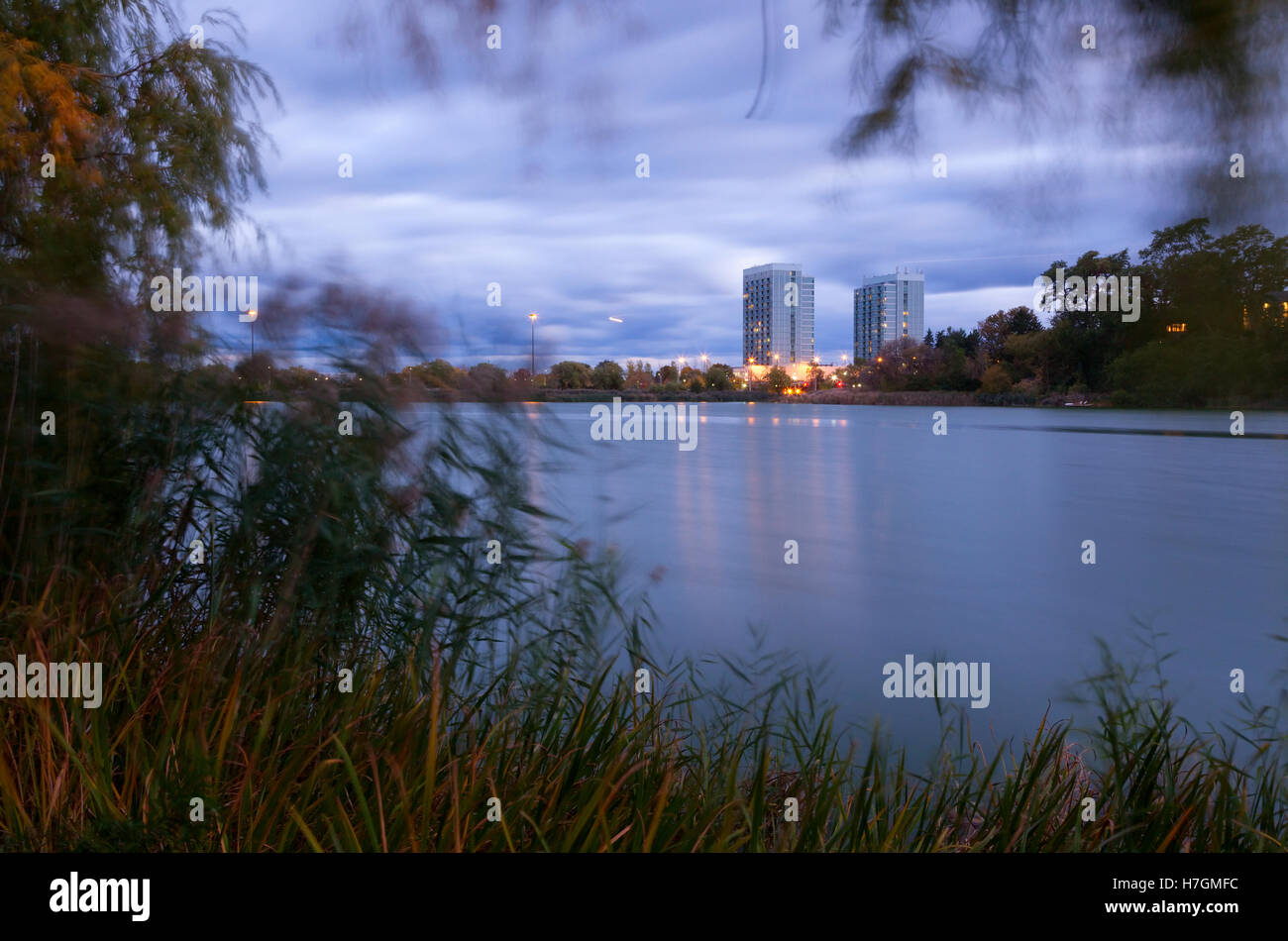 Grenadier-Teich im High Park mit Eigentumswohnungen in der Ferne. Toronto, Ontario, Kanada. Stockfoto