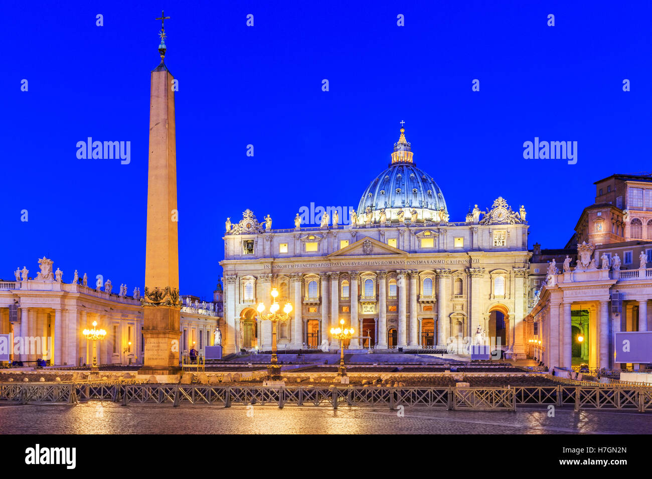 Sankt-Peters-Basilika in der Dämmerung, Vatikanstadt. Rom, Italien Stockfoto